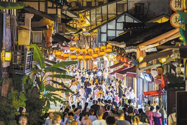 燈火通明、夜色絢麗的磁器口古鎮(zhèn)，吸引了眾多游客。特約攝影 孫凱芳/視覺重慶