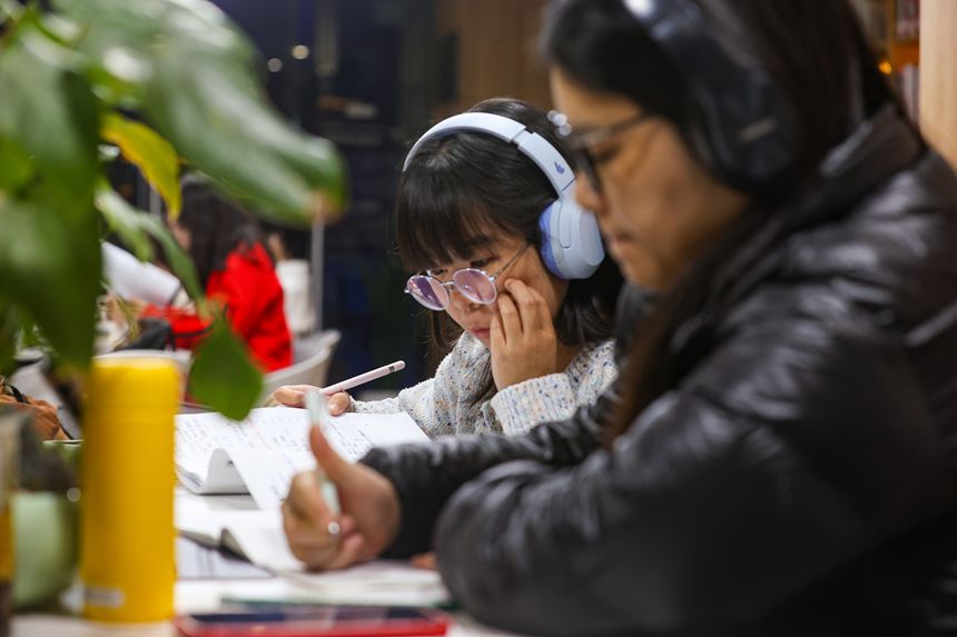 11月3日，兩江新區(qū)渝興廣場24小時城市智慧書房，不少市民正在書房內(nèi)閱讀、自習(xí)。記者 尹詩語 攝