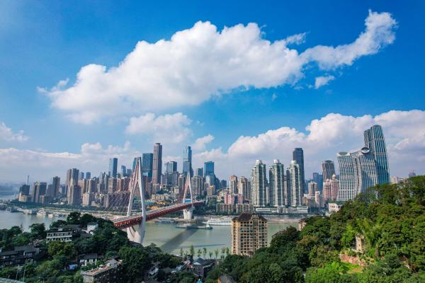 11月4日上午，連日來的陰雨天氣過后，陽光重返山城，在南岸區(qū)南濱路上空，白云朵朵，秋意正濃，兩江四岸景色如畫。崔景印攝