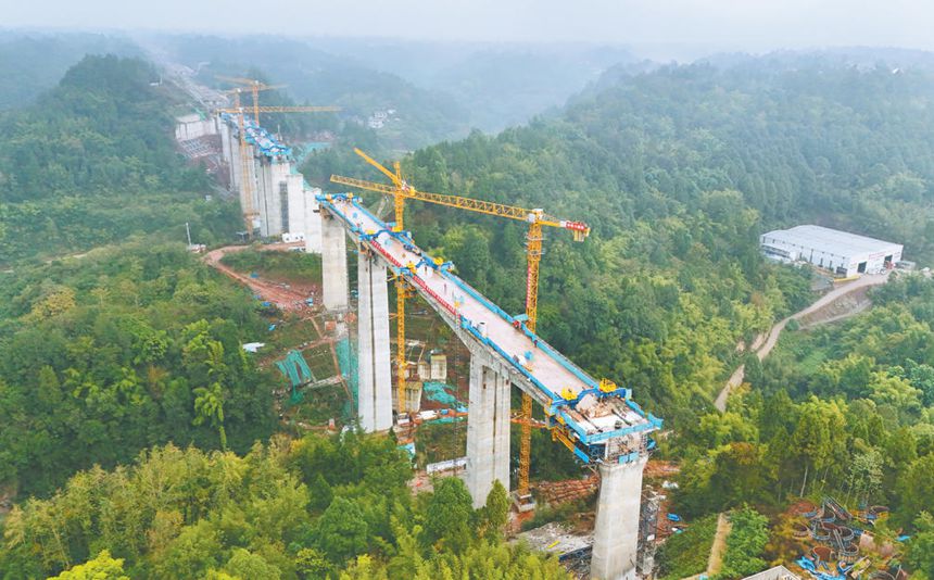 11月4日，成渝中線高鐵重慶段的全線控制性工程——一碗水雙線特大橋連續(xù)梁順利合龍。（受訪單位供圖）