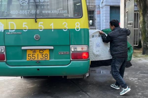 渝運(yùn)集團(tuán)萬盛分公司公交車司機(jī)搬運(yùn)貨物。渝運(yùn)集團(tuán)萬盛分公司供圖