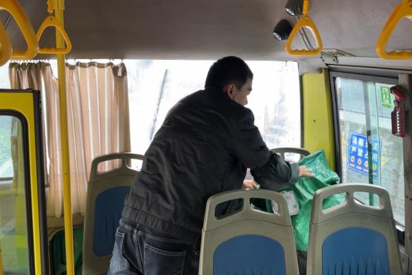 公交車司機(jī)將貨物放置公交車專用擱置區(qū)。渝運(yùn)集團(tuán)萬盛分公司供圖