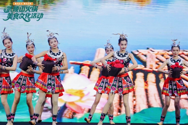 活動(dòng)現(xiàn)場(chǎng)跳起民族歌舞。主辦方供圖