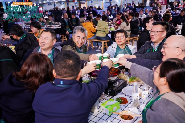 嘉賓品嘗火鍋美食。主辦方供圖