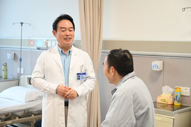 為患者查房。