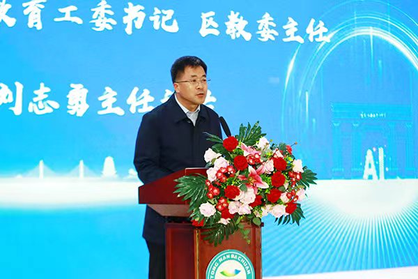 潼南區(qū)委教育工委書記、區(qū)教委主任劉志勇講話。張源攝