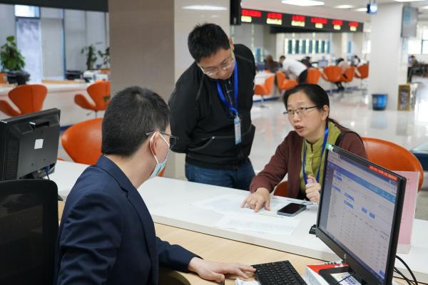 持續(xù)整合政務(wù)服務(wù)資源，實現(xiàn)服務(wù)事項“一站式”辦理。南岸區(qū)行政服務(wù)中心供圖