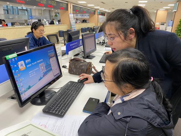 用細致周到的服務(wù)幫助群眾辦事。南岸區(qū)行政服務(wù)中心供圖