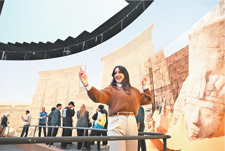 11月6日，西部科技影視城，中阿媒體采風(fēng)活動(dòng)參訪團(tuán)嘉賓感受影視科技的魅力。記者 羅斌 攝/視覺重慶