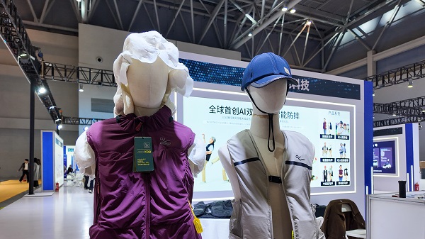 “防摔馬甲”可在跌倒前迅速彈出氣囊。吳汪洋攝