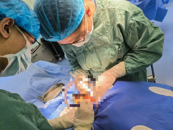 醫(yī)療團(tuán)隊(duì)為患者進(jìn)行SATIPS手術(shù)。重醫(yī)附二院供圖