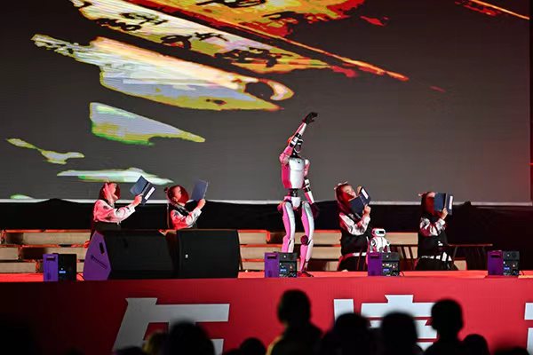 科技互動(dòng)舞《智慧課堂》演出現(xiàn)場(chǎng)。潼南巴川中學(xué)供圖