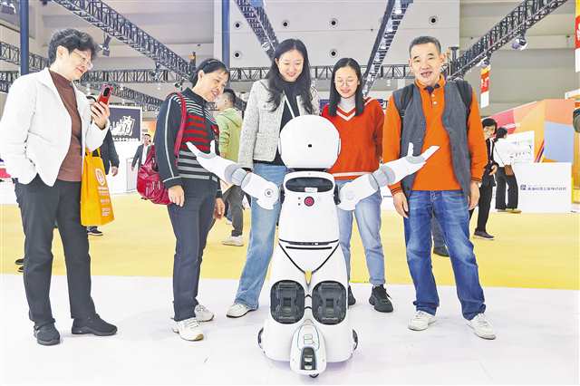 11月7日，第十九屆中國（重慶）老年產(chǎn)業(yè)博覽會現(xiàn)場，市民與機器人互動。記者 尹詩語 攝/視覺重慶