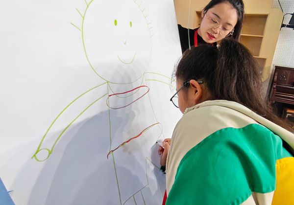 “身體紅綠燈”標識互動。吳小霞攝