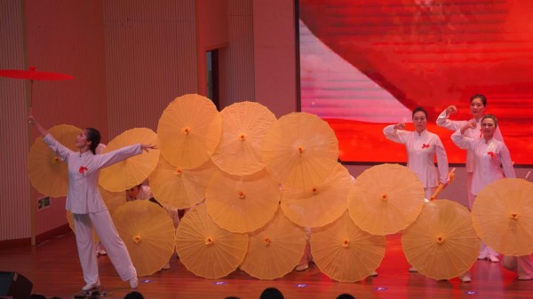 石坪橋街道帶來的舞蹈《紅船頌》。九龍坡區(qū)社區(qū)教育學院供圖