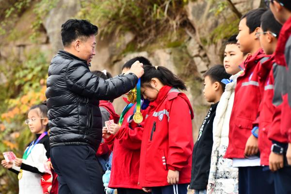 為獲獎選手頒獎。鄭華權(quán)攝