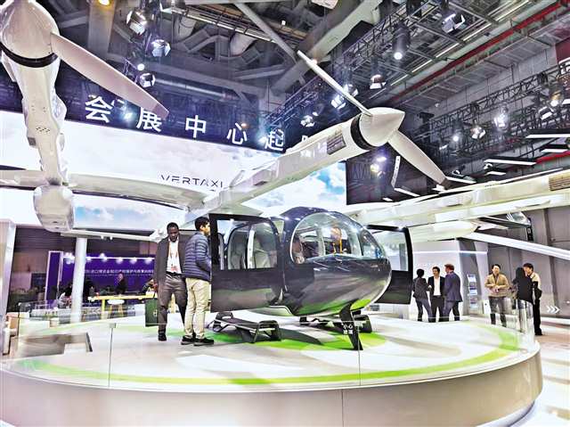 進(jìn)博會(huì)上展出的低空飛行器吸引了不少專(zhuān)業(yè)觀眾。首席記者 楊駿 攝\視覺(jué)重慶
