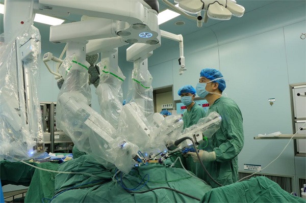 醫(yī)療團(tuán)隊在手術(shù)中進(jìn)行配合。重醫(yī)附屬大學(xué)城醫(yī)院供圖