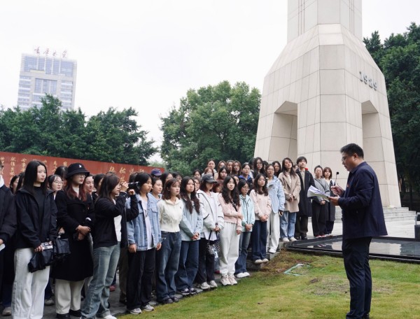 重慶大學新聞學院黨委書記凌曉明作微黨課動員。何佳儀攝