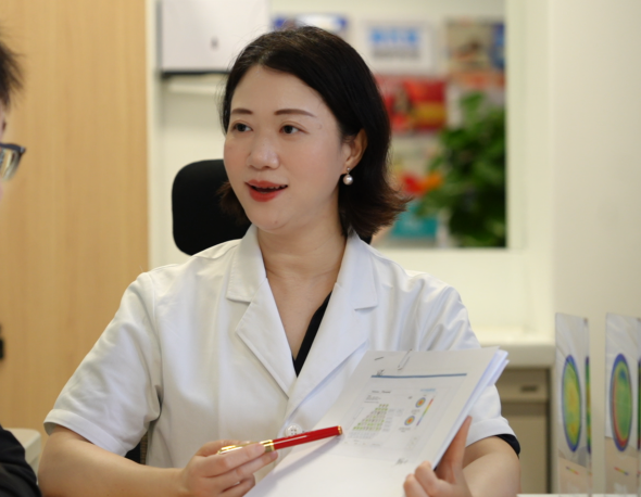 彭艷麗為近視患者進行講解。重慶普瑞眼科醫(yī)院供圖