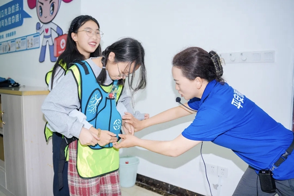 教官講解海姆立克急救法。校方供圖