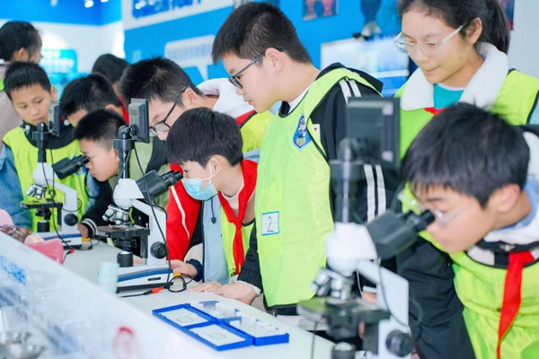 學生在禁毒課堂上觀察身體組織細胞變化。校方供圖