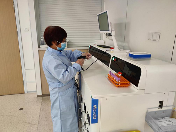 科室駐守標本掃碼。招商積余重慶公司供圖