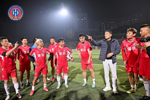 李章洙進(jìn)行賽前指導(dǎo)。主辦方供圖