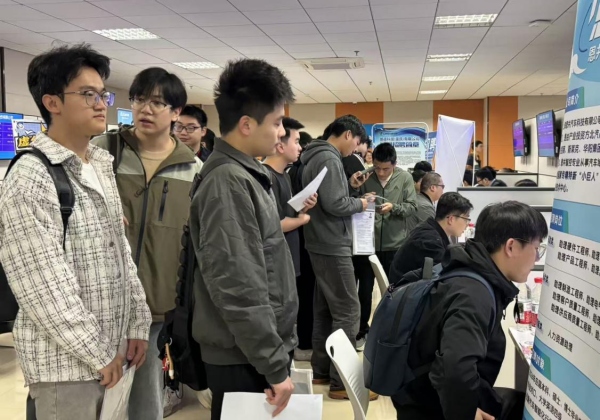 雙選會(huì)現(xiàn)場(chǎng)。重慶理工大學(xué)供圖