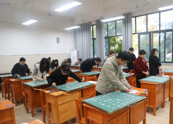 粉筆字基本功賽項(xiàng)現(xiàn)場(chǎng)。永川區(qū)教師進(jìn)修學(xué)校供圖