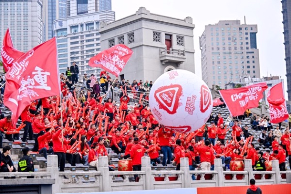 巨型足球在“球迷”間傳送。重慶啤酒供圖