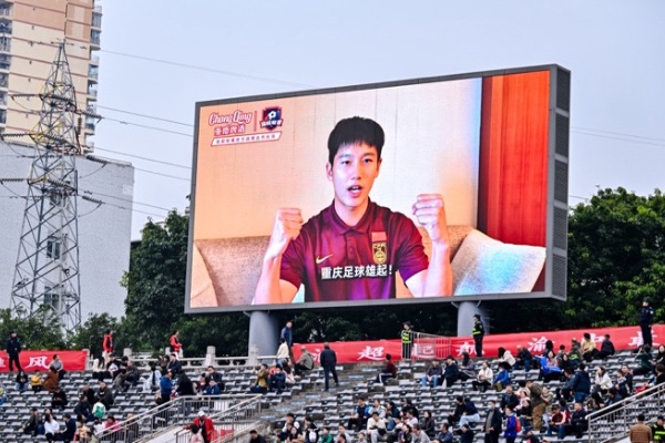 向余望和球迷們互動(dòng)。重慶啤酒供圖