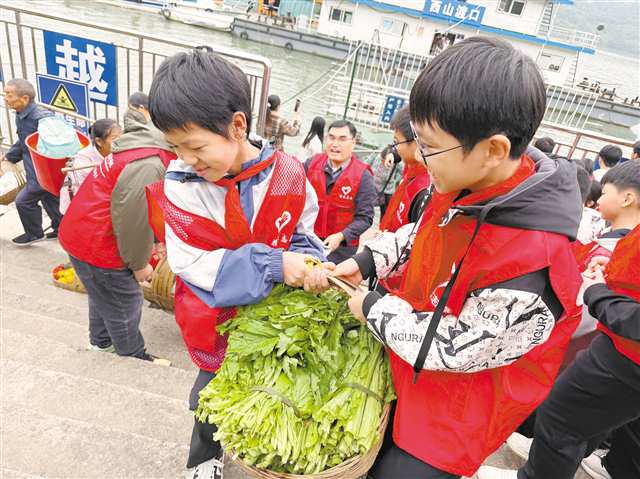 近日，忠縣中學的學生幫菜農(nóng)搬菜。（受訪者供圖）