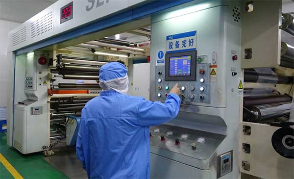 工人們正在生產(chǎn)線上忙碌。恒豐銀行重慶分行供圖