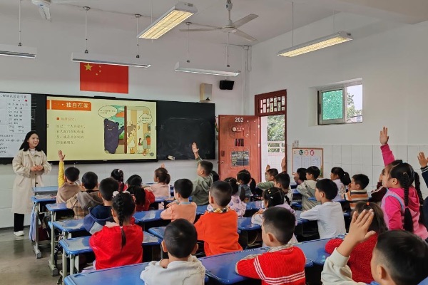 界石鎮(zhèn)中心小學校兒童安全防拐宣講課堂。主辦方供圖