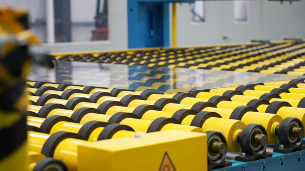 重慶農(nóng)商行支持國(guó)家級(jí)專精特新“小巨人”企業(yè)——重慶鑫景特種玻璃有限公司發(fā)展壯大，圖為該公司作業(yè)車間一角。重慶農(nóng)商行供圖