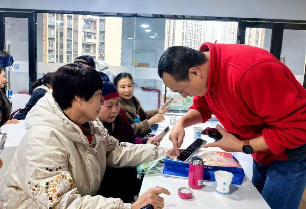 培訓老師手把手教老人。主辦方供圖