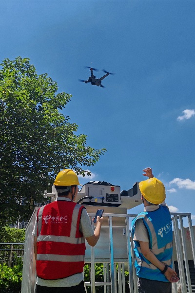 中國電信重慶公司技術(shù)人員正在利用智能巡檢系統(tǒng)對(duì)區(qū)域進(jìn)行巡檢。中國電信重慶公司供圖