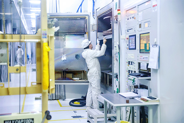 車間工作人員正在操作鍍膜設(shè)備。向詩佳攝