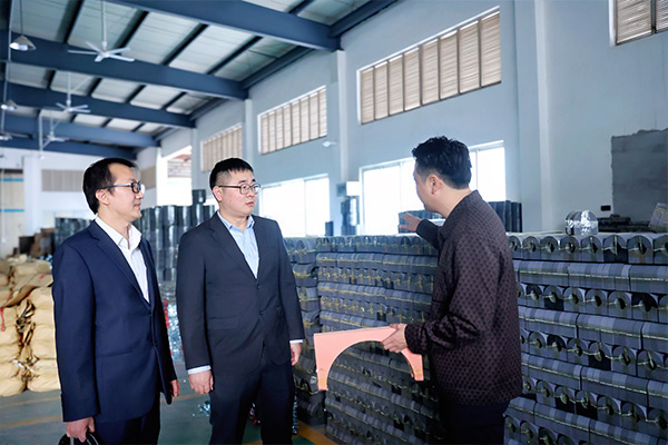 農(nóng)行工作人員組建專項服務(wù)團隊對接需求。向詩佳攝