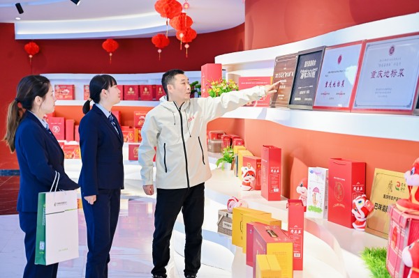 郵儲銀行工作人員在富利實(shí)業(yè)新廠區(qū)調(diào)研。郵儲銀行重慶分行供圖