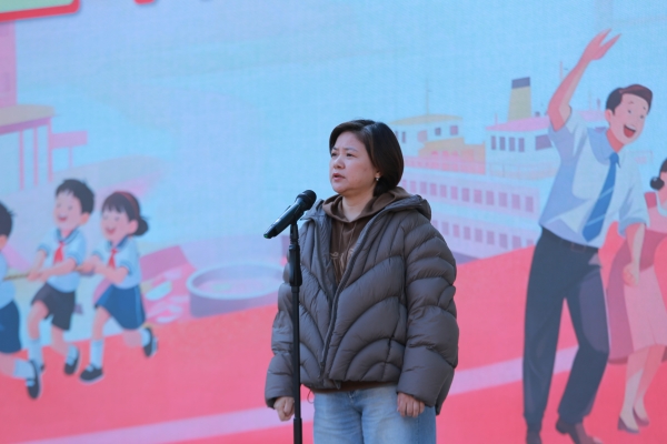 大渡口區(qū)鈺鑫小學(xué)黨總支書記崔滿宣布運(yùn)動(dòng)會(huì)開幕。張?jiān)磾z