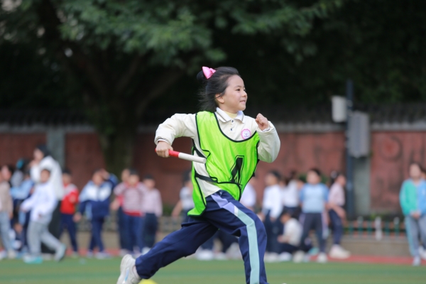 接力賽。張?jiān)磾z