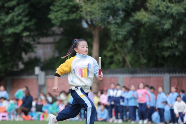 接力賽。張?jiān)磾z