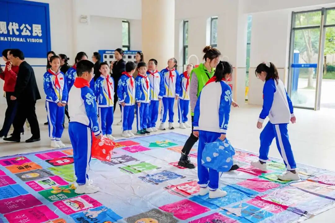 環(huán)保游戲互動(dòng)寓教于樂(lè)。金山學(xué)校供圖