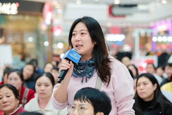 現(xiàn)場市民就自己關(guān)心的醫(yī)保參保繳費問題進行咨詢。主辦方供圖