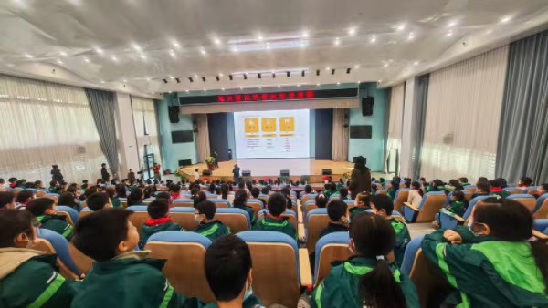 “地質(zhì)災(zāi)害防治科普知識(shí)進(jìn)校園”微課堂現(xiàn)場。重慶市規(guī)劃和自然資源局供圖