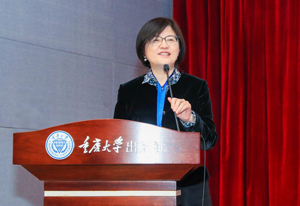 重慶大學(xué)出版社董事長、社長陳曉陽匯報(bào)出版社40年發(fā)展情況。重慶大學(xué)供圖