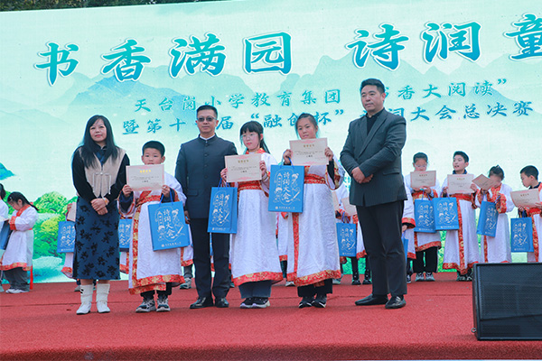 3名學(xué)生榮獲創(chuàng)作類特等獎。南岸區(qū)天臺崗融創(chuàng)小學(xué)供圖