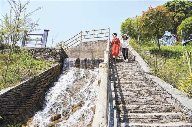 游客在奉節(jié)青龍鎮(zhèn)大窩社區(qū)賞景。人大代表先后提出建議15條，助推當(dāng)?shù)芈糜螛I(yè)發(fā)展。如今，該社區(qū)年接待游客數(shù)量已突破20萬人次。（資料圖片）記者 謝智強(qiáng) 攝/視覺重慶